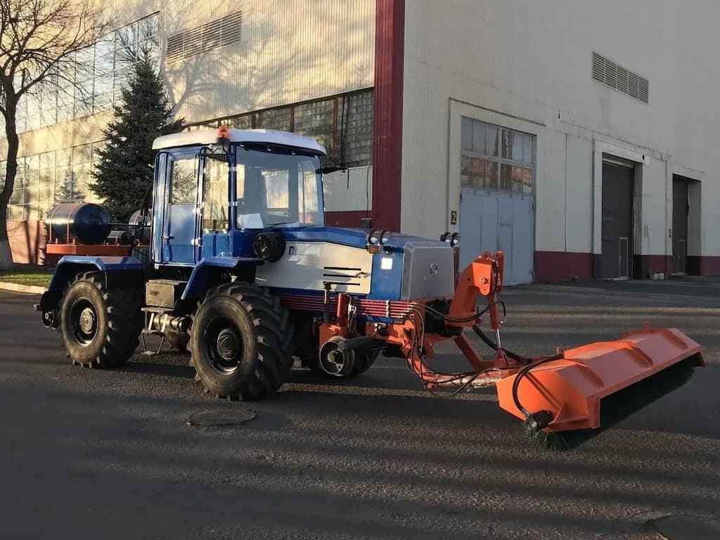Щётка дорожная универсальная, навешенная на тягач КРТ-1, вид сзади слева
