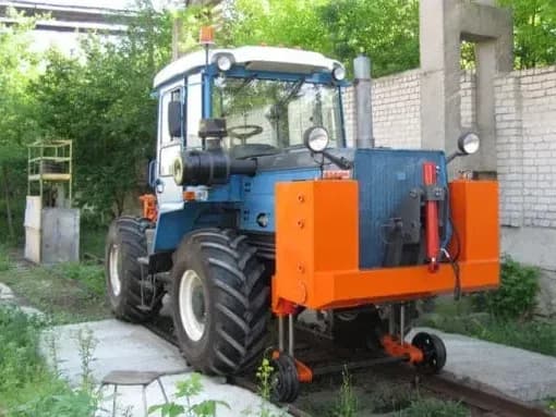 Универсальная путевая машина УПМ-1 с навесным блоком, вид спереди слева
