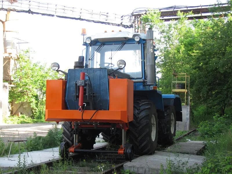 УПМ-1, вид сзади: навесной блок в опущенном положении