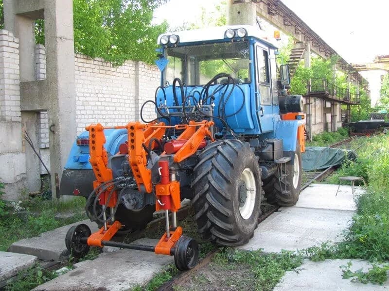 УПМ-1 на рельсах, вид спереди справа