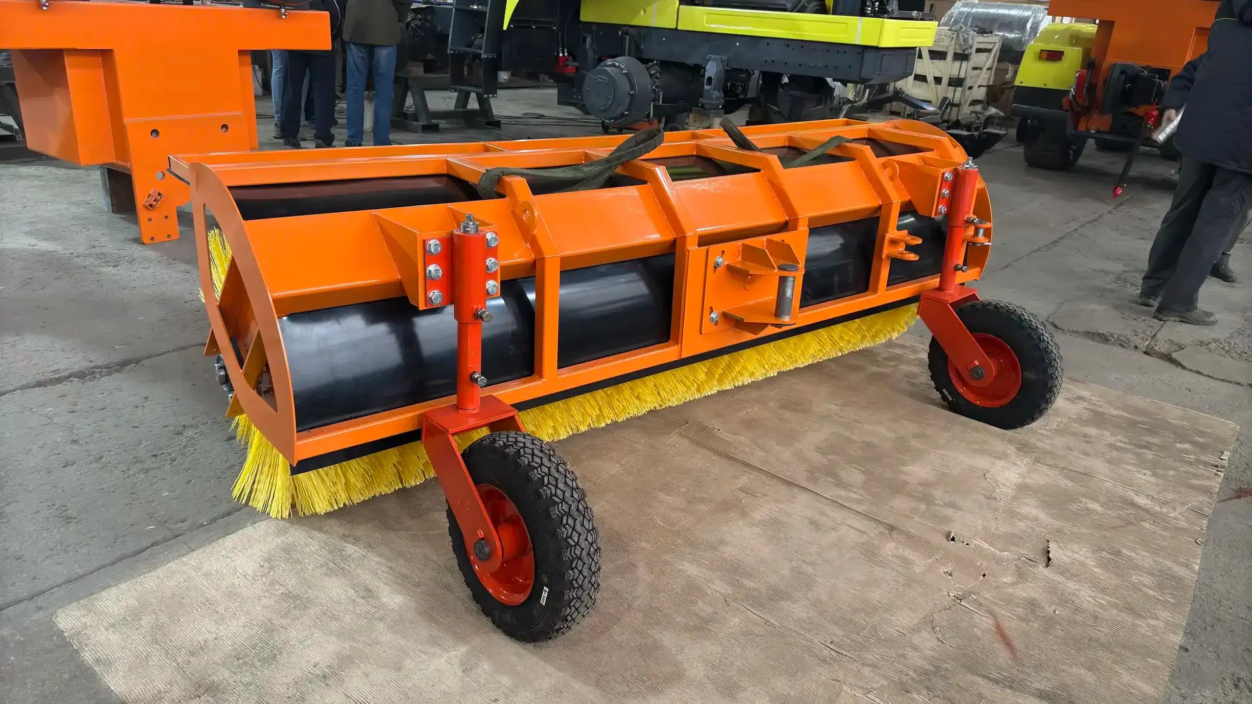 Щётка дорожная универсальная, вид сбоку на щёточный вал и опорное колесо