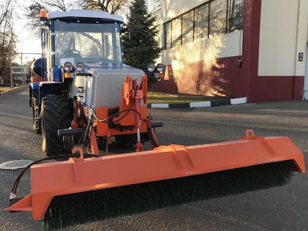Щётка дорожная универсальная на тягаче, вид спереди на ворс щёточного вала