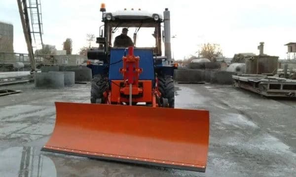Опорно-поворотный отвал, вид спереди: отвал опущен на площадку
