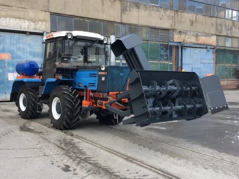 Шнекороторный снегоочиститель на тягаче КРТ, рабочий орган поднят